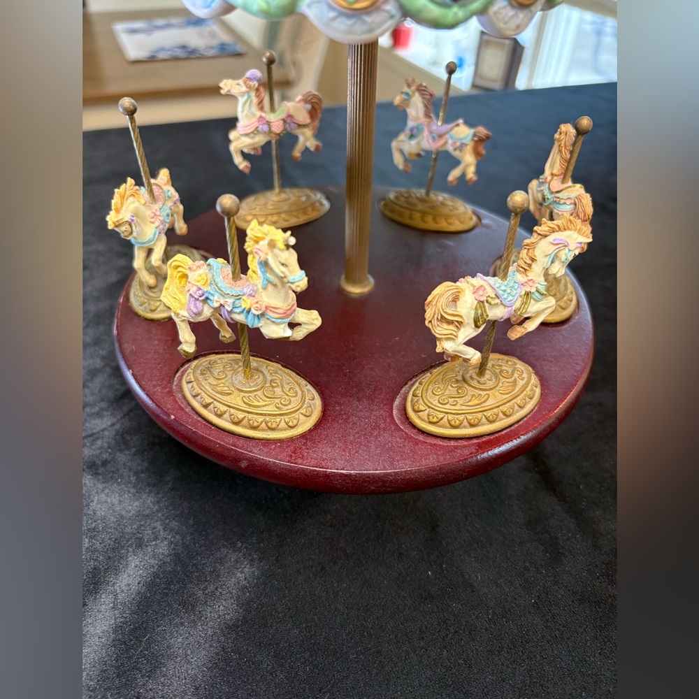 🔥🔥🔥Scarborough Fair Porcelain Carousel With 6 Gold Gilded Horse Figurines - Picture 5 of 13